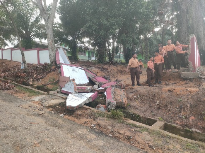 Pagar SDN 02 Harapan Makmur Jebol Diterjang Banjir, Satu Bocah Nyaris Terseret