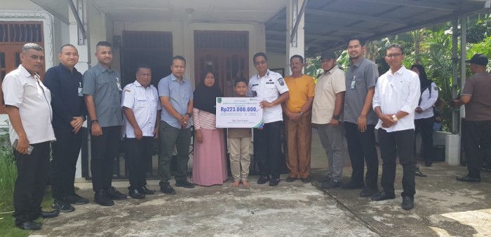 Wabup Rohil Serahkan Santunan JKM dan Beasiswa Rp223 Juta di Bagan Batu