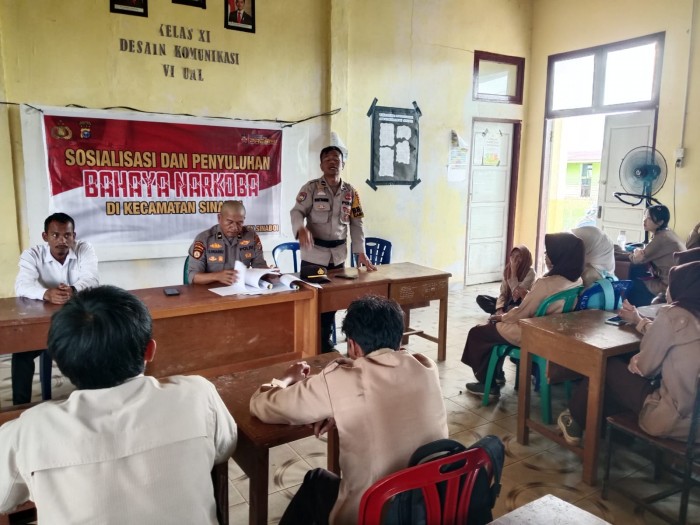 Polsek Sinaboi Sosialisasikan Bahaya Narkoba dan Kenakalan Remaja di SMK Wasliyah