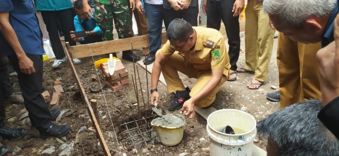 Wabup Rohil Resmikan Program Bedah Rumah Warga Kurang Mampu di Serusa