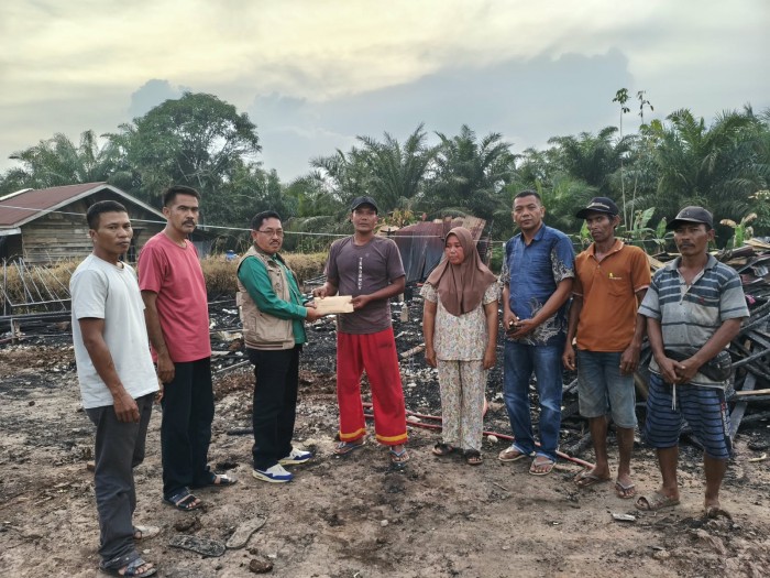 BAZNAS Rohil dan Pemkep Tanjung Leban Bantu Korban Kebakaran Rumah Rp 25 Juta